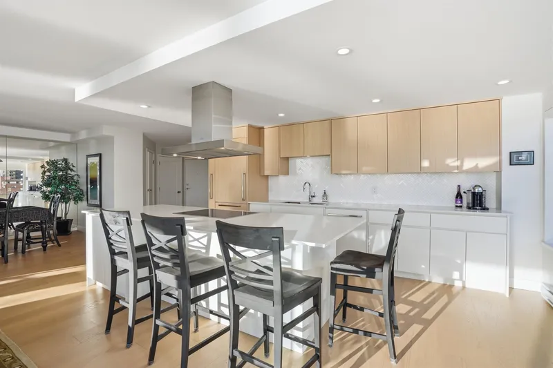 901 1311 BEACH AVENUE - photo 4 of 25