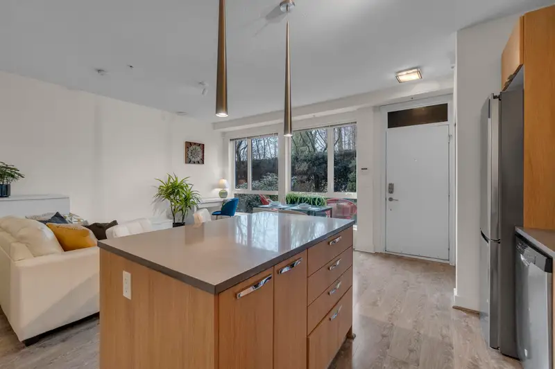 103 735 W 15TH STREET - photo 2 of 25