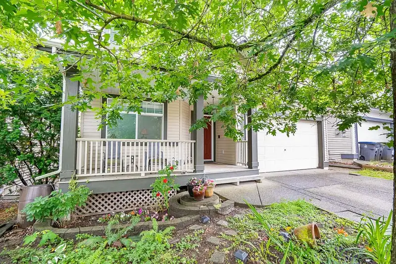 14866 59 AVENUE - photo 2 of 26