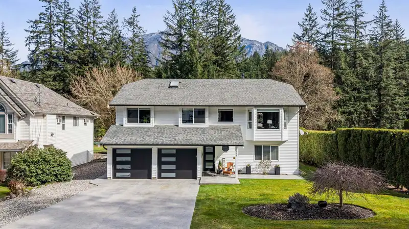 295 FORREST CRESCENT - photo 1 of 40