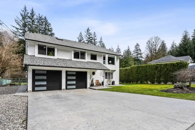 295 FORREST CRESCENT - photo 2 of 40