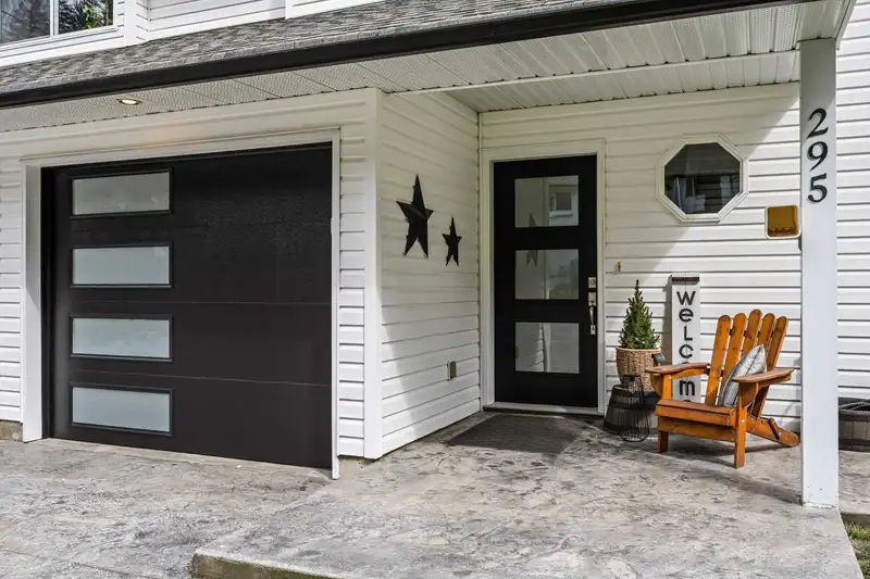 295 FORREST CRESCENT - photo 3 of 40