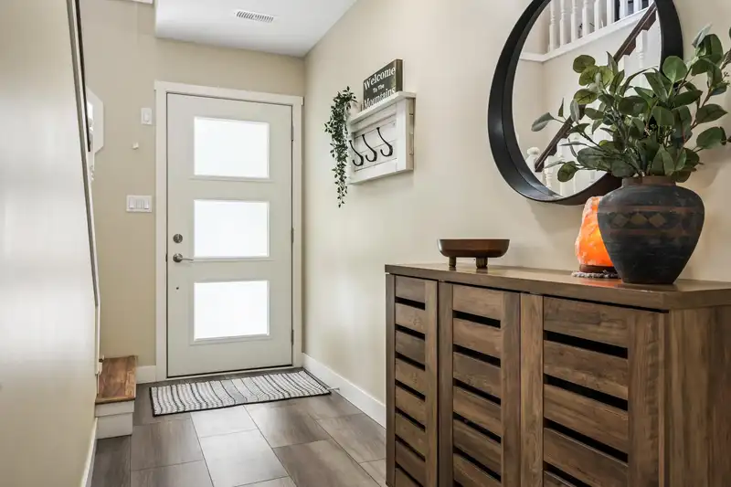295 FORREST CRESCENT - photo 4 of 40