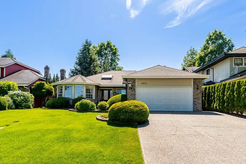 10675 GLENWOOD CRESCENT - photo 2 of 37