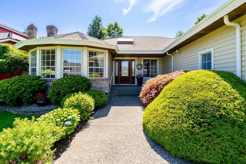 10675 GLENWOOD CRESCENT - photo 4 of 37