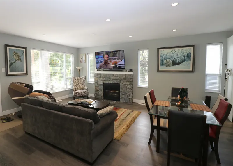 2705 DAVIES AVENUE - photo 2 of 13