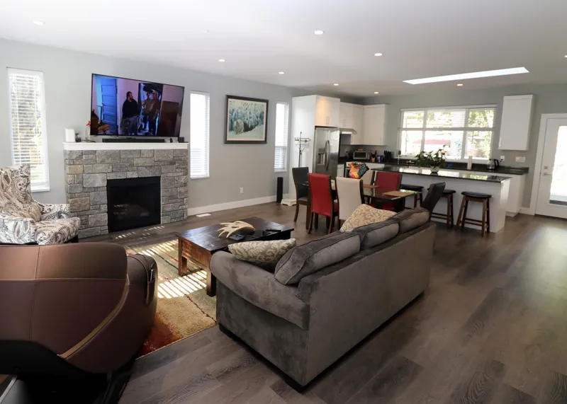 2705 DAVIES AVENUE - photo 4 of 13