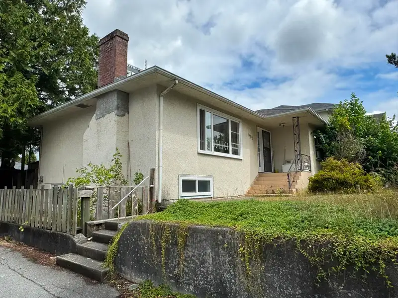 481 W 40TH AVENUE - photo 2 of 2
