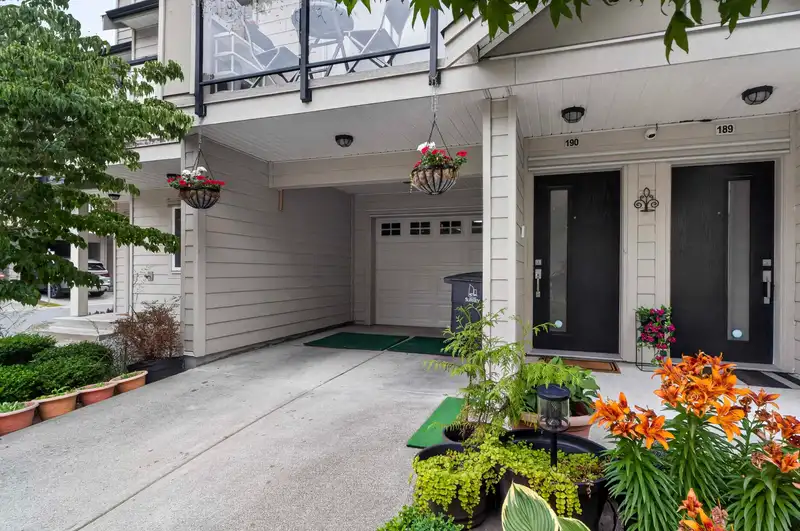 190 13898 64 AVENUE - photo 2 of 35