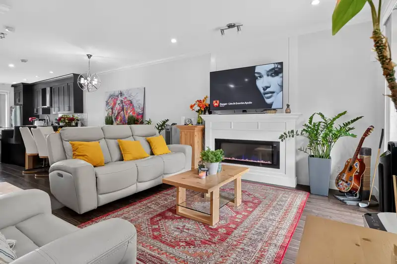 190 13898 64 AVENUE - photo 3 of 35