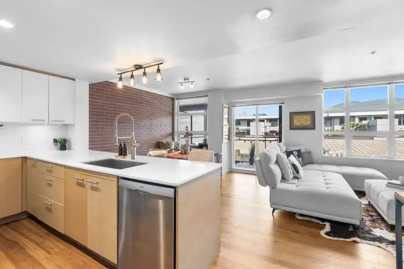 516 95 MOODY STREET - photo 3 of 20