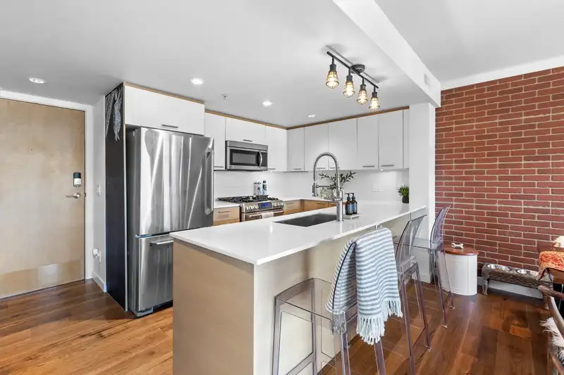 516 95 MOODY STREET - photo 4 of 20