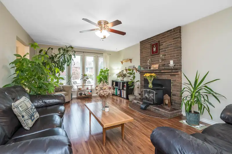 35183 EWERT AVENUE - photo 4 of 40