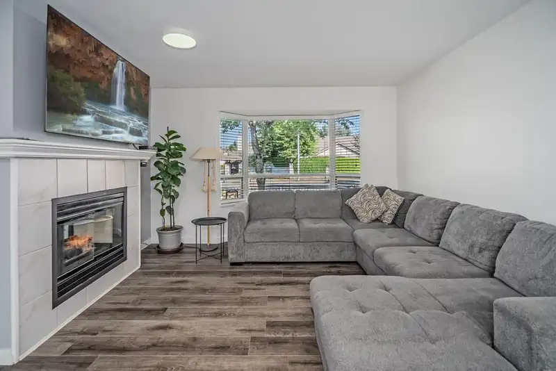 89 16318 82 AVENUE - photo 2 of 39