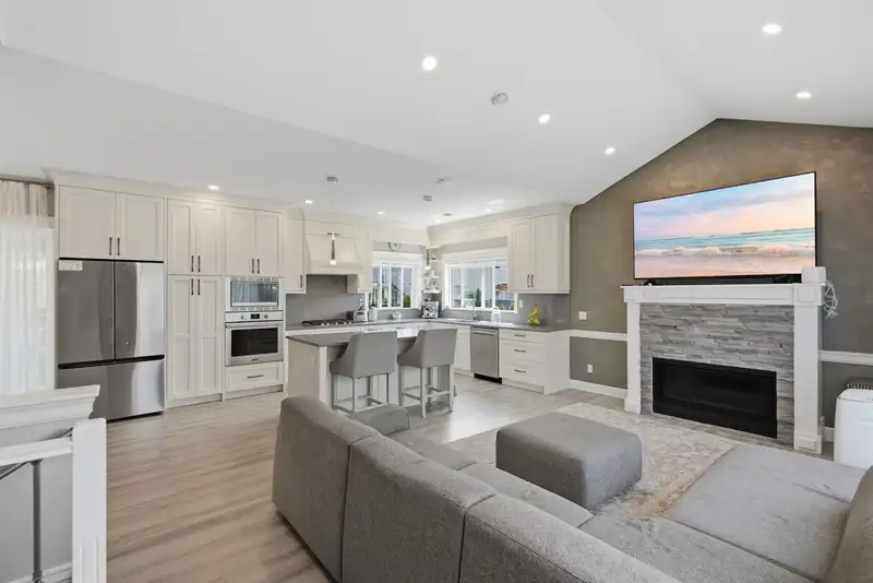11554 92A AVENUE - photo 2 of 24