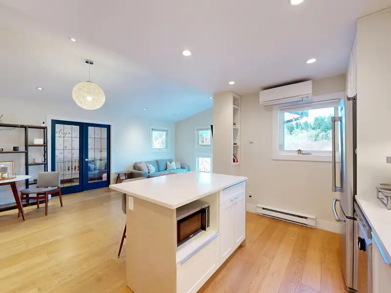 304 1528 BOWSER AVENUE - photo 3 of 40