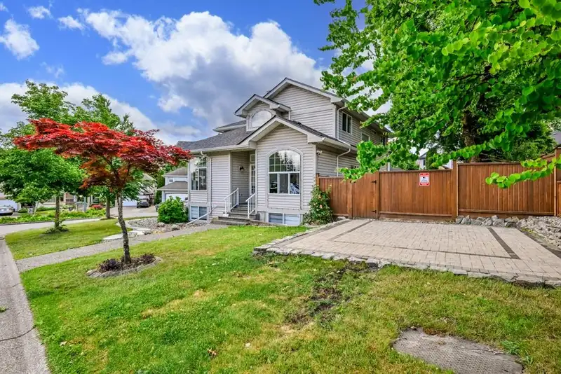 16730 85 AVENUE - photo 4 of 40
