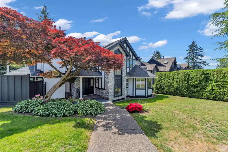 111 SANDRINGHAM CRESCENT - photo 2 of 40