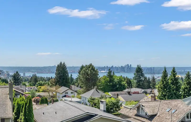 111 SANDRINGHAM CRESCENT - photo 3 of 40