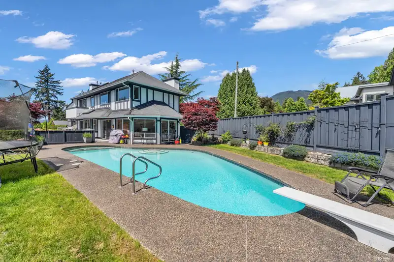 111 SANDRINGHAM CRESCENT - photo 4 of 40