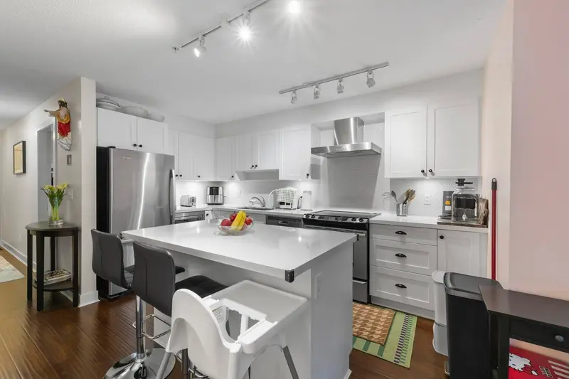 211 500 ROYAL AVENUE - photo 2 of 25