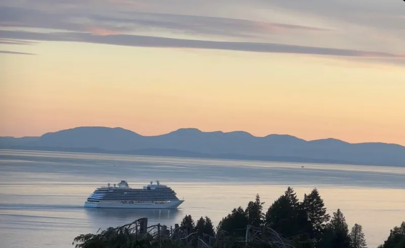 2272 OTTAWA AVENUE - photo 3 of 25