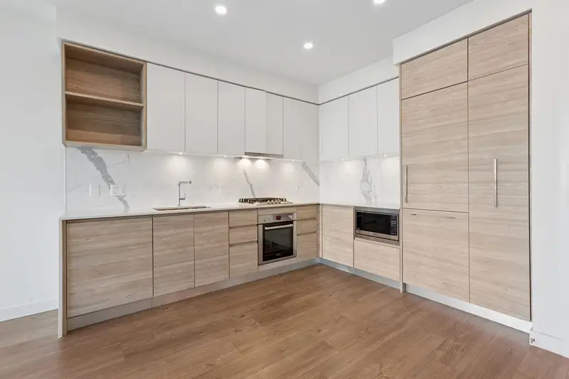 708 585 AUSTIN AVENUE - photo 3 of 15