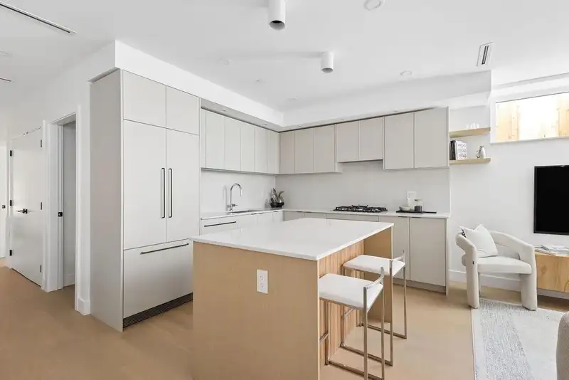 2 2124 E 8 AVENUE - photo 4 of 33