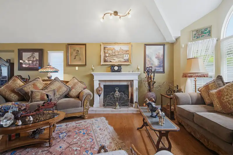 33091 HAWTHORNE AVENUE - photo 4 of 40