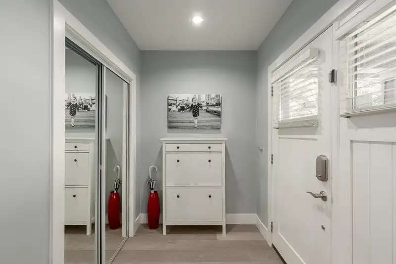 1082 E 10TH AVENUE - photo 2 of 39