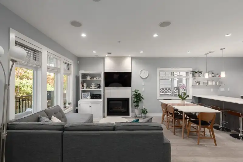 1082 E 10TH AVENUE - photo 3 of 39