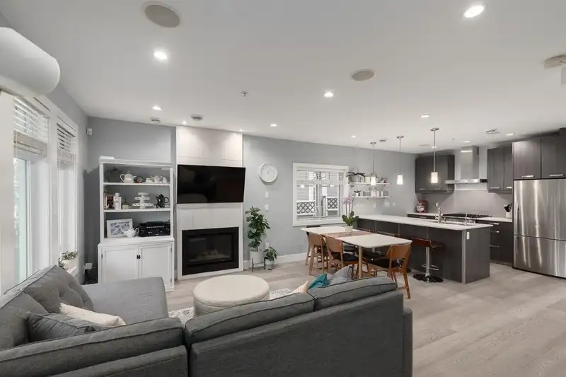 1082 E 10TH AVENUE - photo 4 of 39
