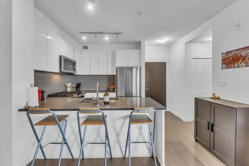 305 15137 33 AVENUE - photo 3 of 27