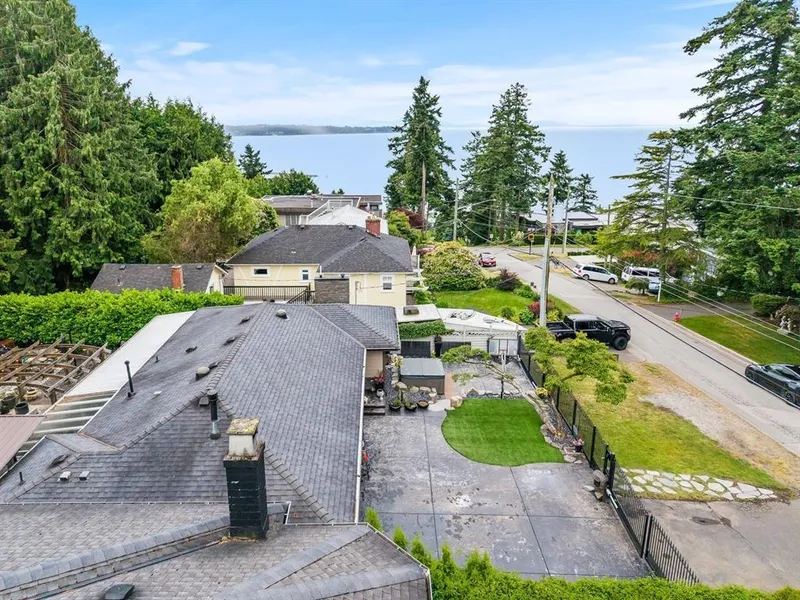 1360 EVERALL STREET - photo 3 of 13