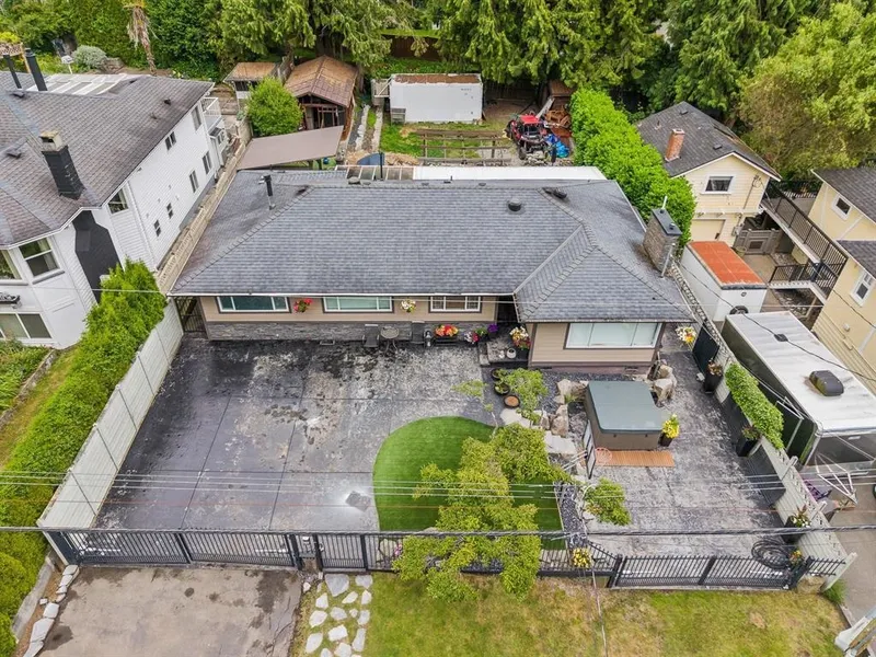 1360 EVERALL STREET - photo 4 of 13