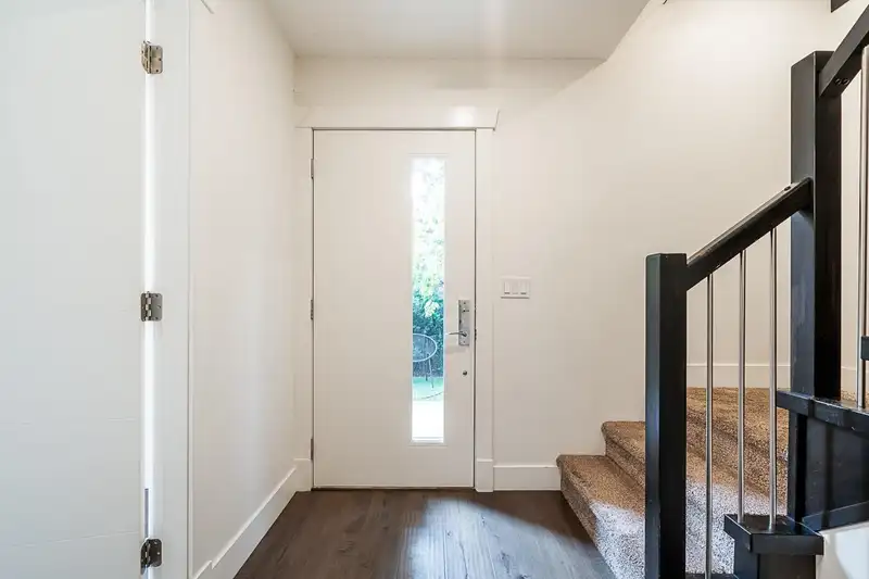 21 15885 16 AVENUE - photo 3 of 40
