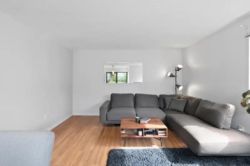 315 830 E 7TH AVENUE - photo 4 of 20