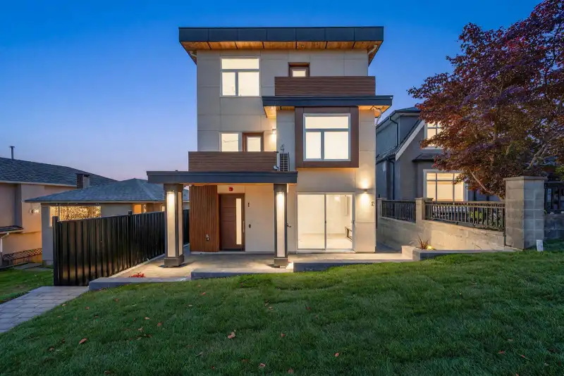 1 3034 E 5TH AVENUE - photo 1 of 25