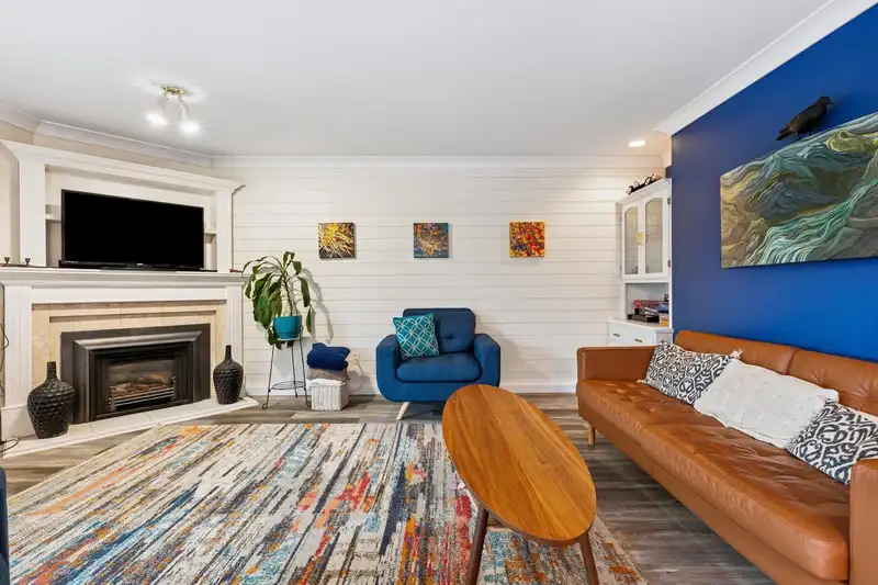 8376 CENTRE STREET - photo 4 of 39