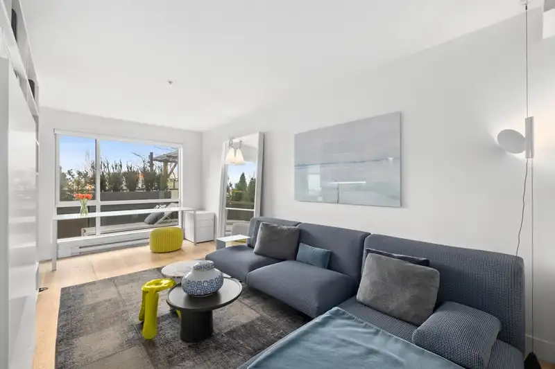 207 233 KINGSWAY - photo 2 of 31