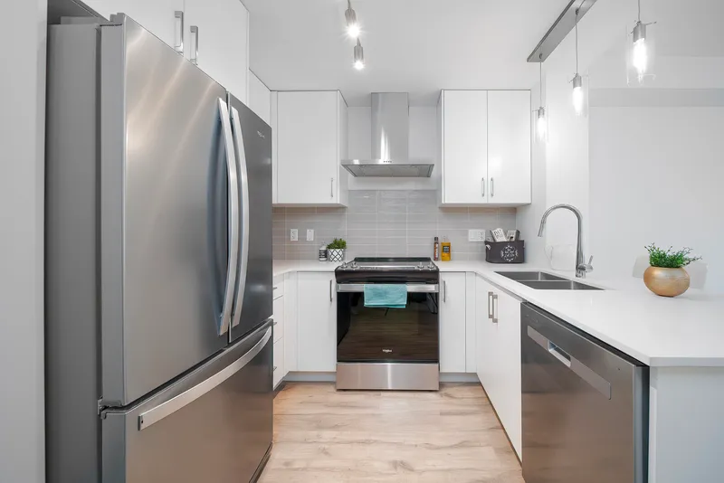 114 6338 KING GEORGE BOULEVARD - photo 2 of 8