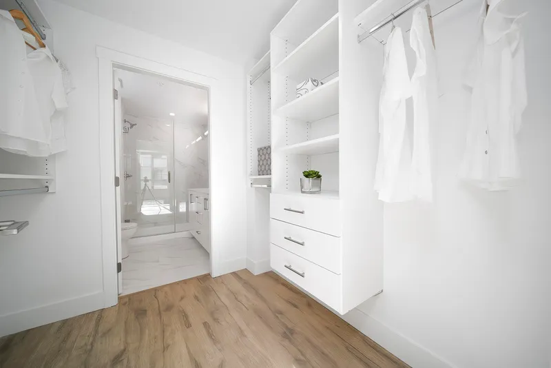 114 6338 KING GEORGE BOULEVARD - photo 3 of 8