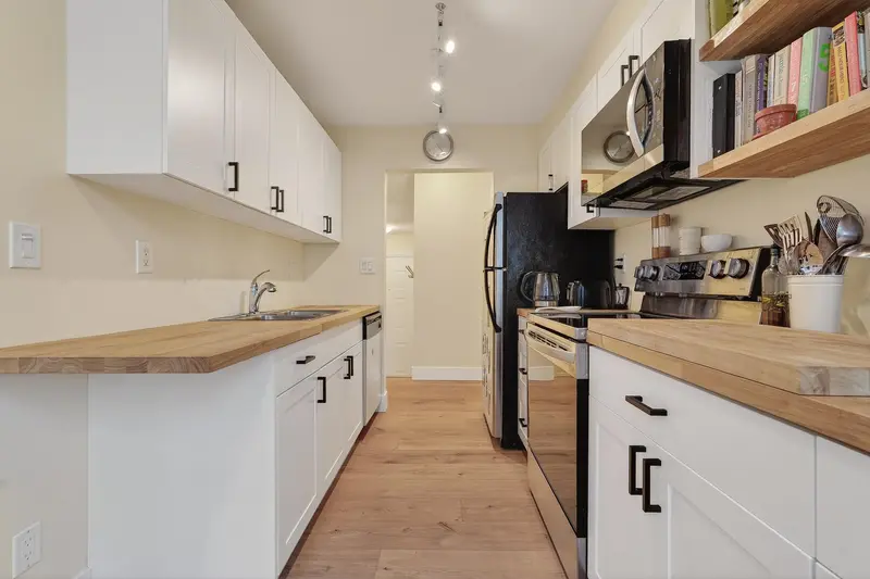 202 1280 NICOLA STREET - photo 2 of 25