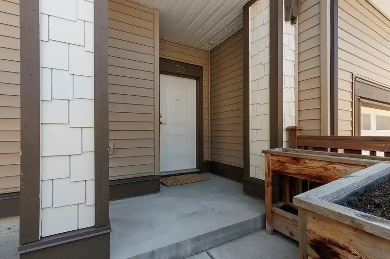 35 19433 68 AVENUE - photo 3 of 40