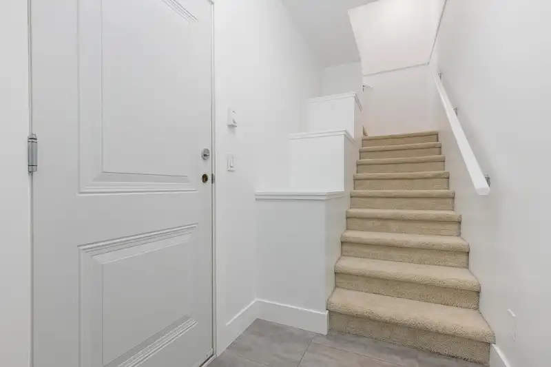 35 19433 68 AVENUE - photo 4 of 40