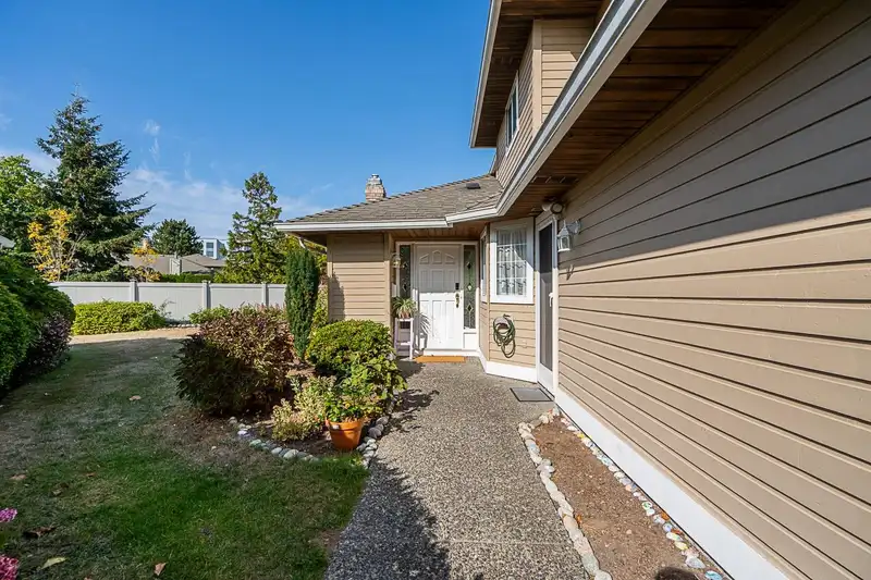 118 15121 19 AVENUE - photo 3 of 40
