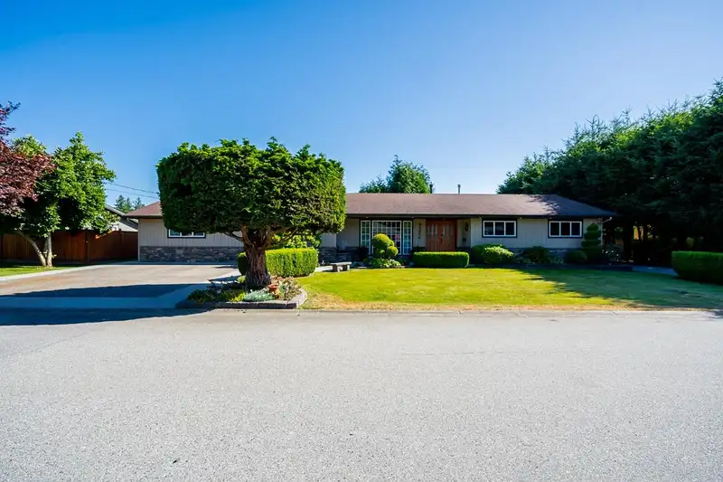 20906 52 AVENUE - photo 2 of 39