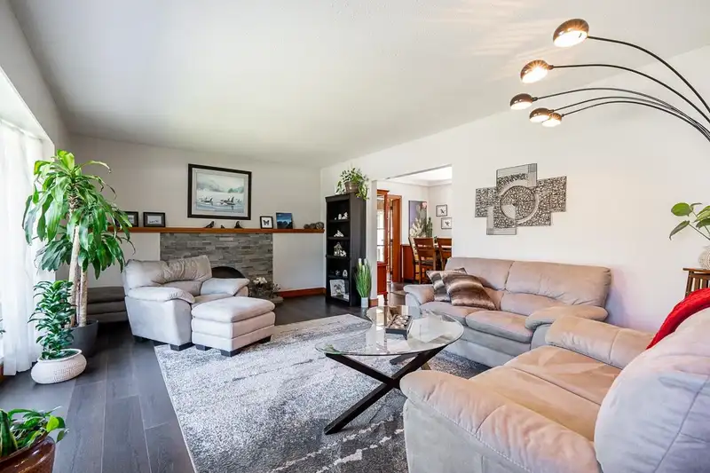 20906 52 AVENUE - photo 4 of 39