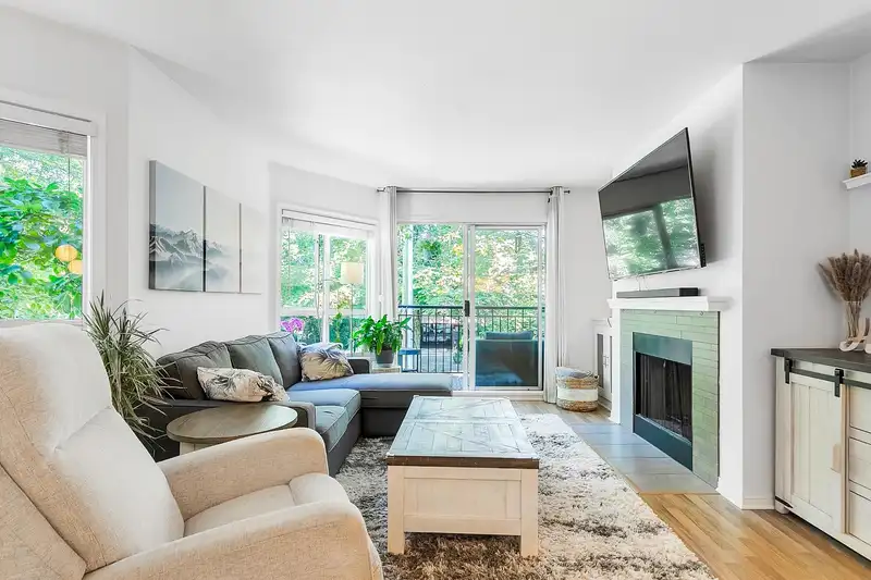214 555 W 14TH AVENUE - photo 4 of 26