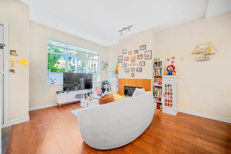 80 6878 SOUTHPOINT DRIVE - photo 3 of 20